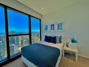 Кровать или кровати в номере GrandSuite 3BR Near Crown Melbourne LuxViews