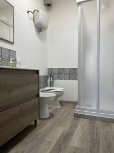 ein Bad mit einem WC, einem Waschbecken und einer Dusche in der Unterkunft appartamento dell'anfiteatro in Spoleto