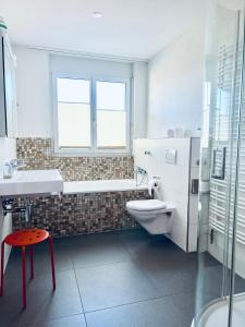 FlumserbergにあるFerienwohnung Arvenstrasse - CharmingStayのバスルーム(トイレ、洗面台、シャワー付)