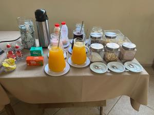 een tafel met twee glazen sinaasappelsap en ander voedsel bij Aparecida Hotel in Aparecida