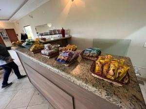 een bar met chips en andere snacks erop bij Aparecida Hotel in Aparecida
