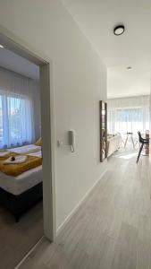 een slaapkamer met een bed en een woonkamer bij Linden Apartman 105 - Adults Only in Mosonmagyaróvár