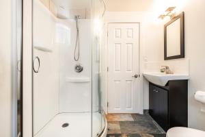 ein Badezimmer mit Dusche, Toilette und Waschbecken in der Unterkunft Cougar Street Mountain Rental in Banff + 20 Fotos