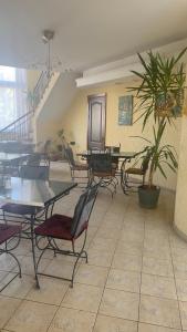 une chambre avec des tables et des chaises et un escalier dans l'établissement Paradize, à Daugavpils