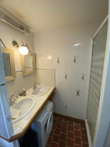a bathroom with two sinks and a shower at La maison du Bec en Normandie in Le Bec-Hellouin