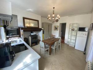 ル・ベック・エルワンにあるLa maison du Bec en Normandieのキッチン、ダイニングルーム(テーブル、冷蔵庫付) +17枚の写真