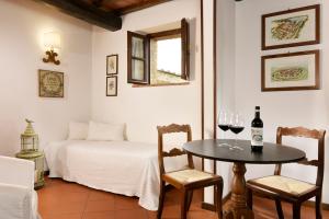a room with a table and two glasses of wine at Hotel Monteriggioni in Monteriggioni