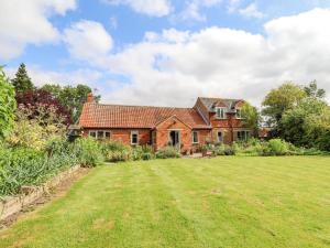 a large brick house with a large yard at The Waggon Shed in Nottingham