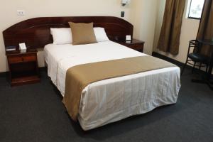 Rúm í herbergi á Amara Hotel