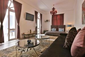 un salon avec un canapé et une table dans l'établissement Riad 5 Chambres & Piscine & Breakfast - Marrakech, à Marrakech