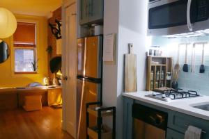 Una cocina o kitchenette en Peaceful Japanese Ryokan in the heart West Village