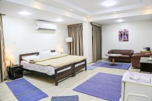 Cairo international Scout House في القاهرة: غرفة نوم مع سرير وغرفة معيشة مع سجاد