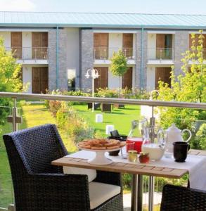 佩薩河谷塔瓦內萊的住宿－Residence with swimming-pool in Barberino Tavernelle，阳台上的餐桌上放着一盘食物