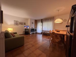 ピンツォーロにあるAppartamenti Residenza Alpinaのリビングルーム(ソファ、テーブル付)