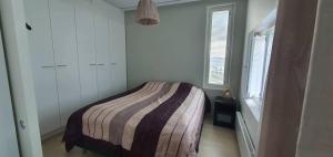 Säng eller sängar i ett rum på Cosy apartment in Tampere suburb