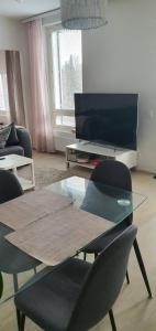 En tv och/eller ett underhållningssystem på Cosy apartment in Tampere suburb