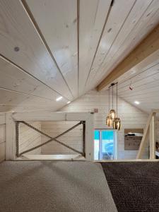 um quarto com uma porta de celeiro no tecto em Milkės Karibai - poilsio namelis su sauna ir kubilu 