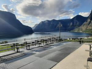 vistas a un lago con montañas en el fondo en Winjum Hostel Stegastein, en Aurland