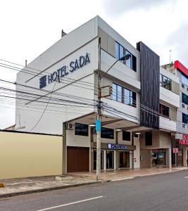Ein weißes Gebäude mit einem Schild mit hohem Verkauf. in der Unterkunft Hotel Sada in Guayaquil