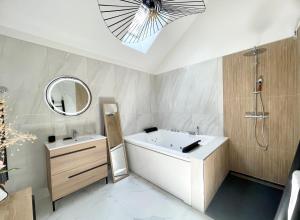 Ένα μπάνιο στο L’escapade romantique - Chambre moderne Jaccuzi +13 φωτογραφίες