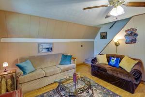ein Wohnzimmer mit einem Sofa und einem Tisch in der Unterkunft Dog-Friendly Home Rental about 5 Mi to Cave Run Lake! in Wellington