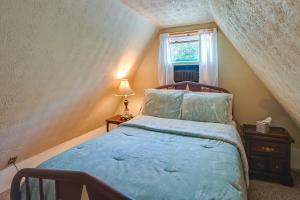 Ένα ή περισσότερα κρεβάτια σε δωμάτιο στο Dog-Friendly Home Rental about 5 Mi to Cave Run Lake!