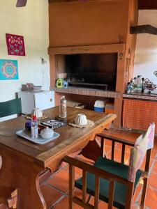 uma cozinha com uma mesa de madeira e uma bancada em Ama respira y vive em Salta