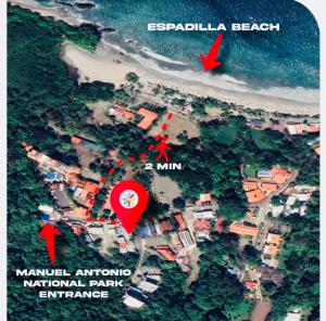 un mapa de una playa con dos flechas rojas en Millenium Manuel Antonio Park and beach en Manuel Antonio