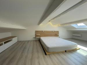 Un dormitorio grande con una cama y una ventana. en Loft T3 Duplex Vue Mer Porquerolles, en Hyères 10 fotos más