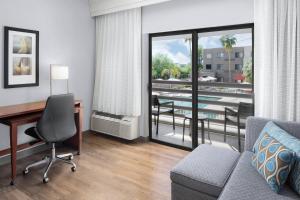 Posezení v ubytování Courtyard Scottsdale North