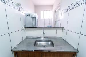 a small bathroom with a sink in the middle at 20%OFF até 4hospedes Wi-fi 400Mb/s ,Cozinha Compl in Brasilia +64 photos