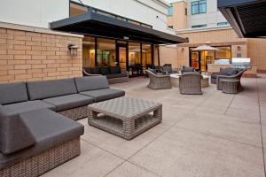 eine Terrasse mit Sofas, Tischen und Stühlen in der Unterkunft Residence Inn by Marriott Portland Airport at Cascade Station in Portland
