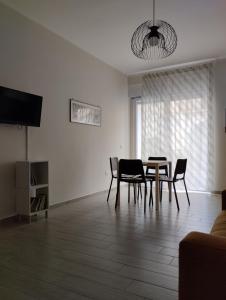 sala de estar con mesa de comedor y sillas en Appartamento via Roma, en Recale