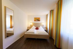 Ένα ή περισσότερα κρεβάτια σε δωμάτιο στο Gasthaus Schwarzer Adler