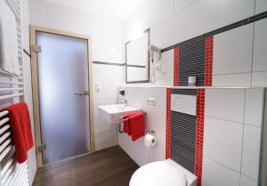 y baño con aseo blanco y lavamanos. en Gasthaus Schwarzer Adler, en Colmberg