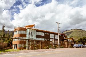 ein Gebäude am Straßenrand in der Unterkunft Life Hotel Valle Sagrado in Urubamba