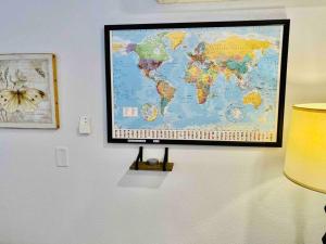 um mapa do mundo pendurado numa parede em Butterfly Suite Hot Tub BBQ Private em Ahwahnee