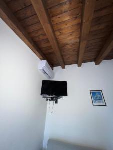 uma sala de estar com televisão e tecto em Casa vacanze Arianna em Noto Marina