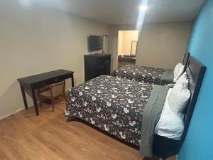 a hotel room with two beds and a table at Blue Star inn in Lafayette