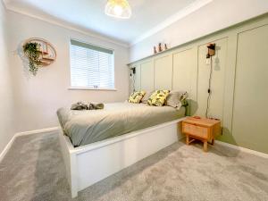 um quarto com uma cama e uma cabeceira em Escape to Tranquil 1 bed, Poole em Canford Magna