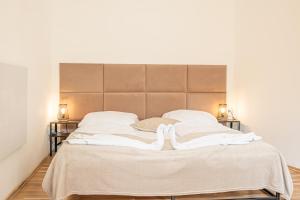维也纳Inviting Economy 1BR Apt. with the best Location的一张铺着白色床单和枕头的大床