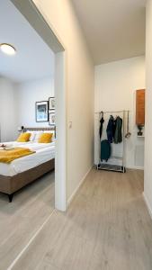 een grote slaapkamer met een bed en een kast bij Linden Apartman 106 - Adults Only in Mosonmagyaróvár