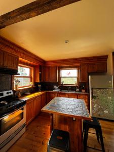 Afbeelding uit fotogalerij van Chalet Epicea in Sainte-Anne-des-Monts