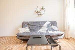 Inviting Economy 1BR Apt. with the best Location的休息区