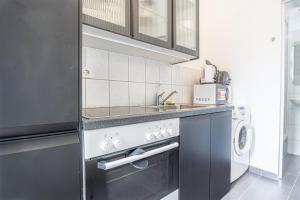 维也纳Inviting Economy 1BR Apt. with the best Location的带水槽和洗衣机的厨房 更多11张照片