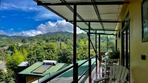 een balkon van een huis met uitzicht op de bergen bij Freddy`s Place B&B in Monteverde Costa Rica