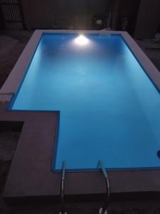 uma piscina com uma luz azul em Fenix 1 em Belgrado