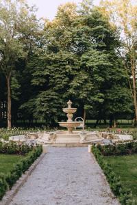 fontanna w środku parku z drzewami w obiekcie Pałac Chojnata w mieście Wola Chojnata