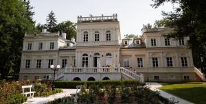 Κήπος έξω από το Pałac Chojnata