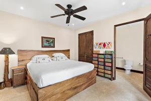 a bedroom with a bed and a ceiling fan at LC-cmy 3 Apartment in Playa Danta